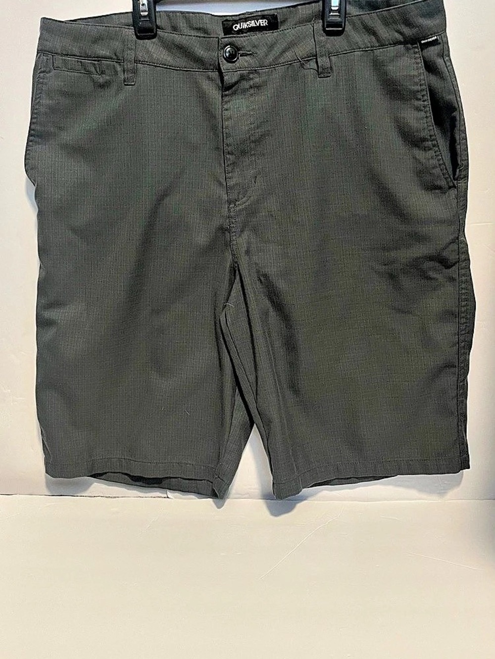 Men”s Quiksilver 11” Regular Fit Dark Grey & Black  Flat Front  Shorts Size 36